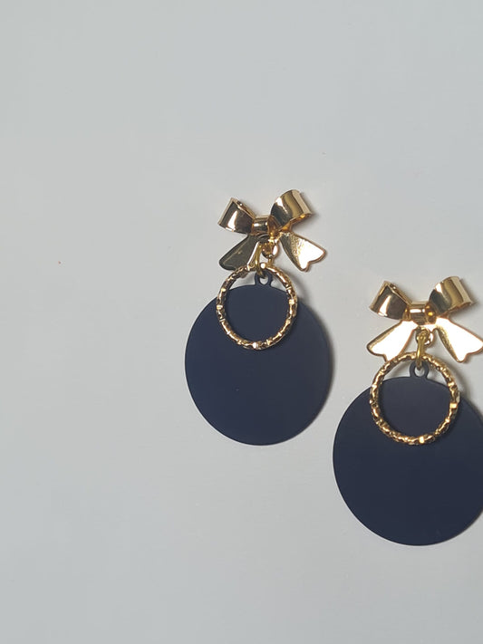 Pendientes Lazo Dorado con Aros y Círculos Azul Marino – Elegancia Moderna