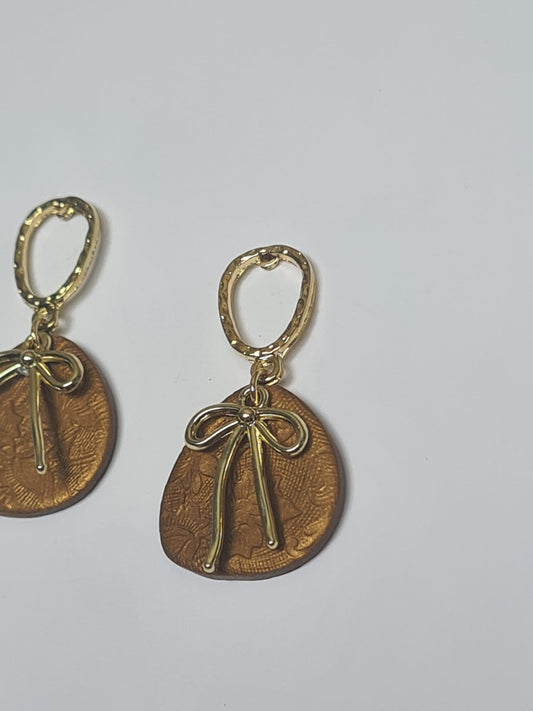 Pendientes Dorados con Dije Texturizado y Lazo — Elegancia Artesanal