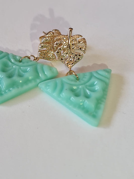 Pendientes Hoja Dorada con Triángulo Turquesa Tallado