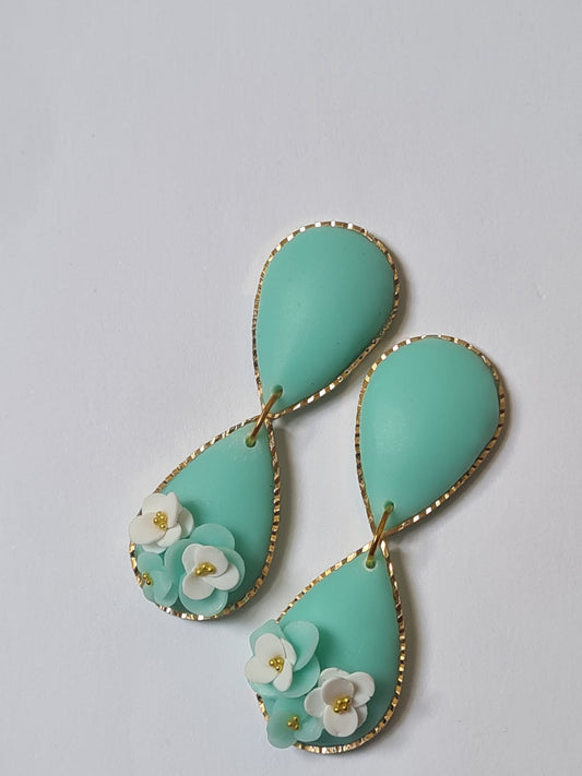 Pendientes Gota Turquesa con Flores en Relieve – Elegancia Artesanal