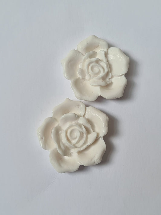 Pendientes en Forma de Rosa Blanca — Elegancia Floral