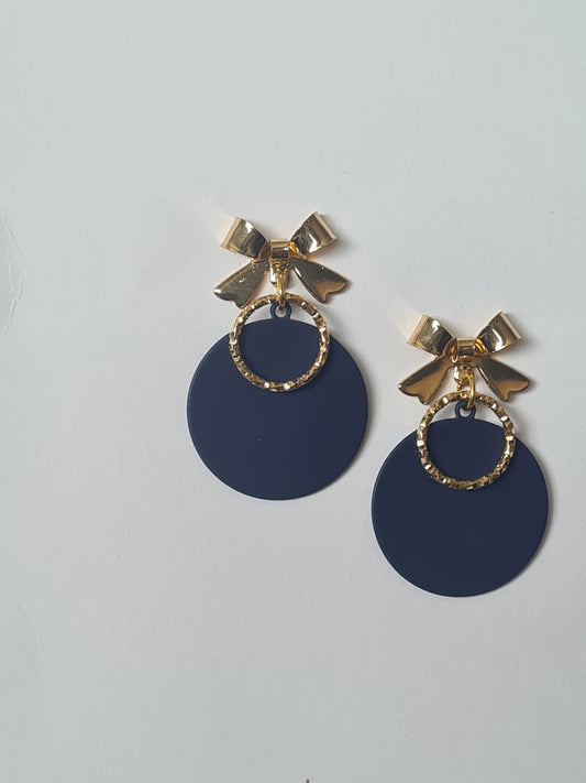 Pendientes Lazo Dorado con Aros y Círculos Azul Marino – Elegancia Moderna
