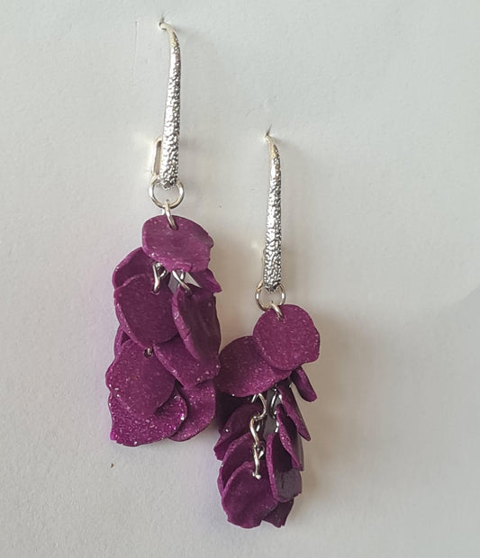 Pendientes Largos con Flores Moradas y Ganchos Plateados
