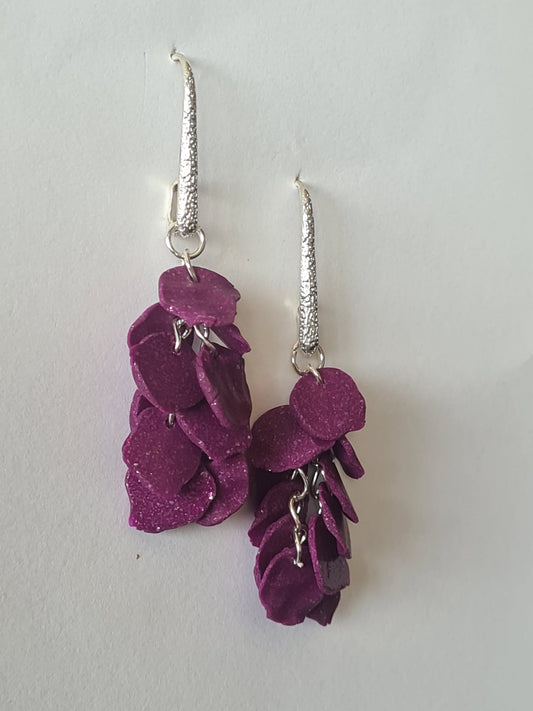 Pendientes Largos con Flores Moradas y Ganchos Plateados