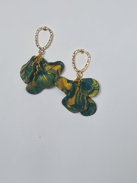 Pendientes Hoja Dorada con Pétalos Colgantes en Verde Oro y azul – Elegancia Natural