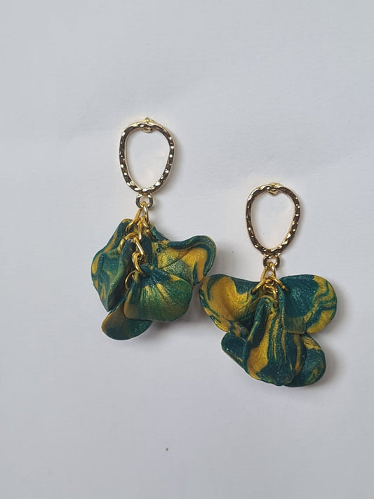 Pendientes Hoja Dorada con Pétalos Colgantes en Verde Oro y azul – Elegancia Natural