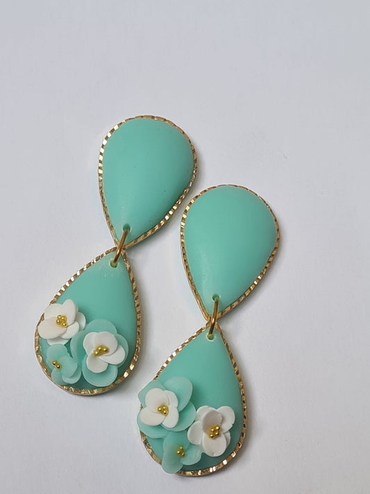 Pendientes Gota Turquesa con Flores en Relieve – Elegancia Artesanal