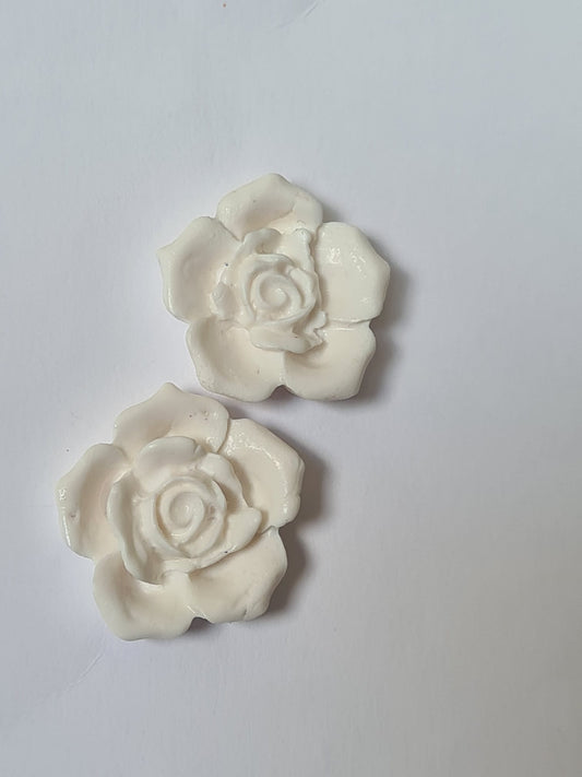 Pendientes en Forma de Rosa Blanca — Elegancia Floral