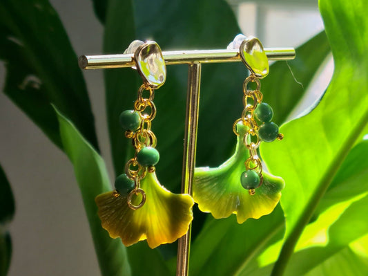 Pendientes Hoja Ginkgo Verde con Cuentas Doradas — Inspiración Natural