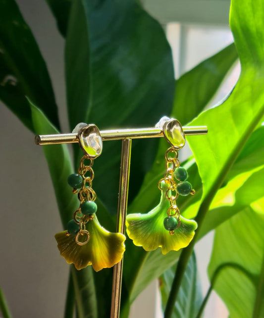 Pendientes Hoja Ginkgo Verde con Cuentas Doradas — Inspiración Natural